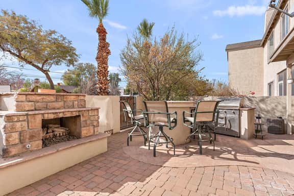 Cozy 3BR Townhome with Pool Access Near Biltmore