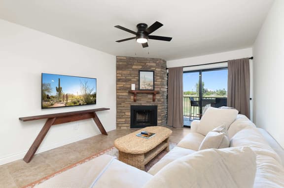 Scottsdale 2BR Golf Condo: Pool, Balcony, Views!